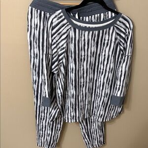 Simply Vera Vera Wang Lounge/Pajama Set - Women’s size XL.